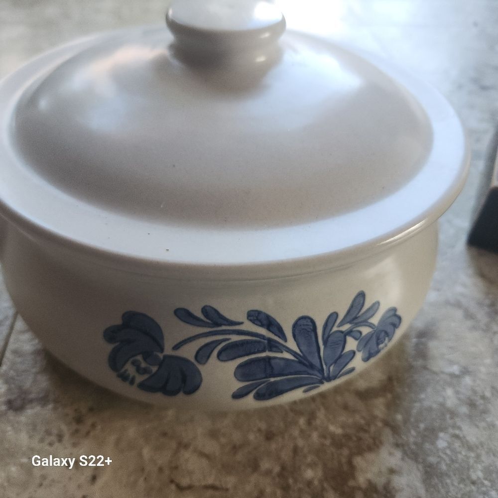 Vtg Pfaltzgraff Yorktown casserole serving dish 2 quart w/lid white/blue pattern